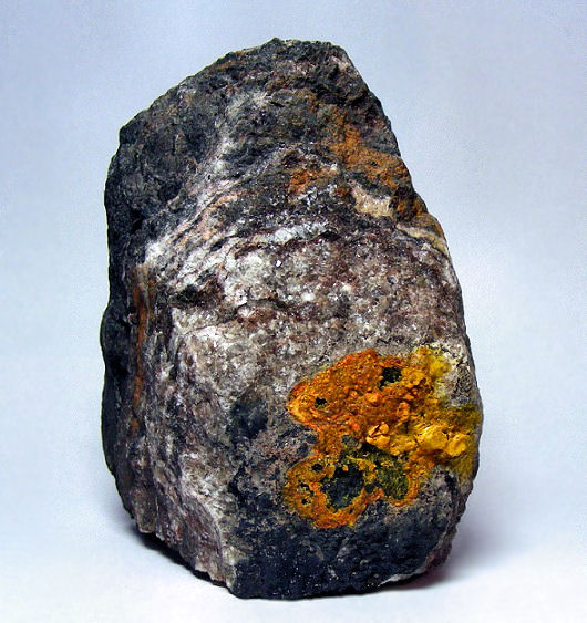 Fourmarierite & Uraninite