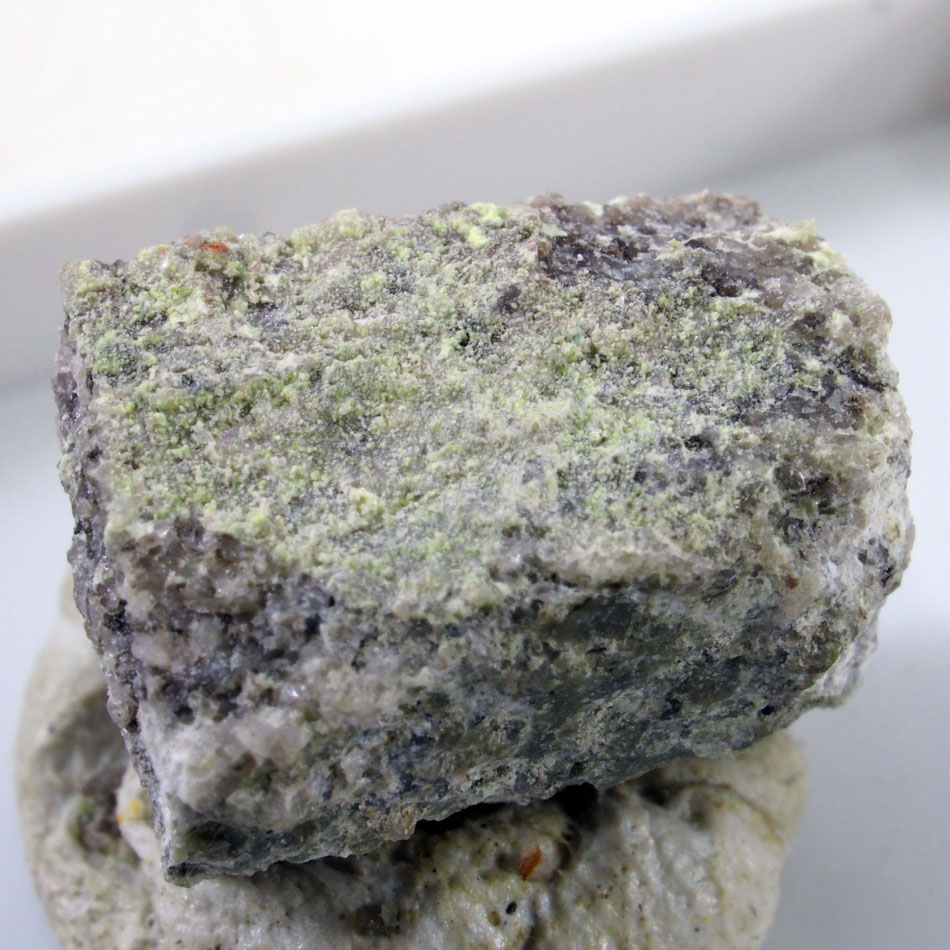 Natrouranospinite