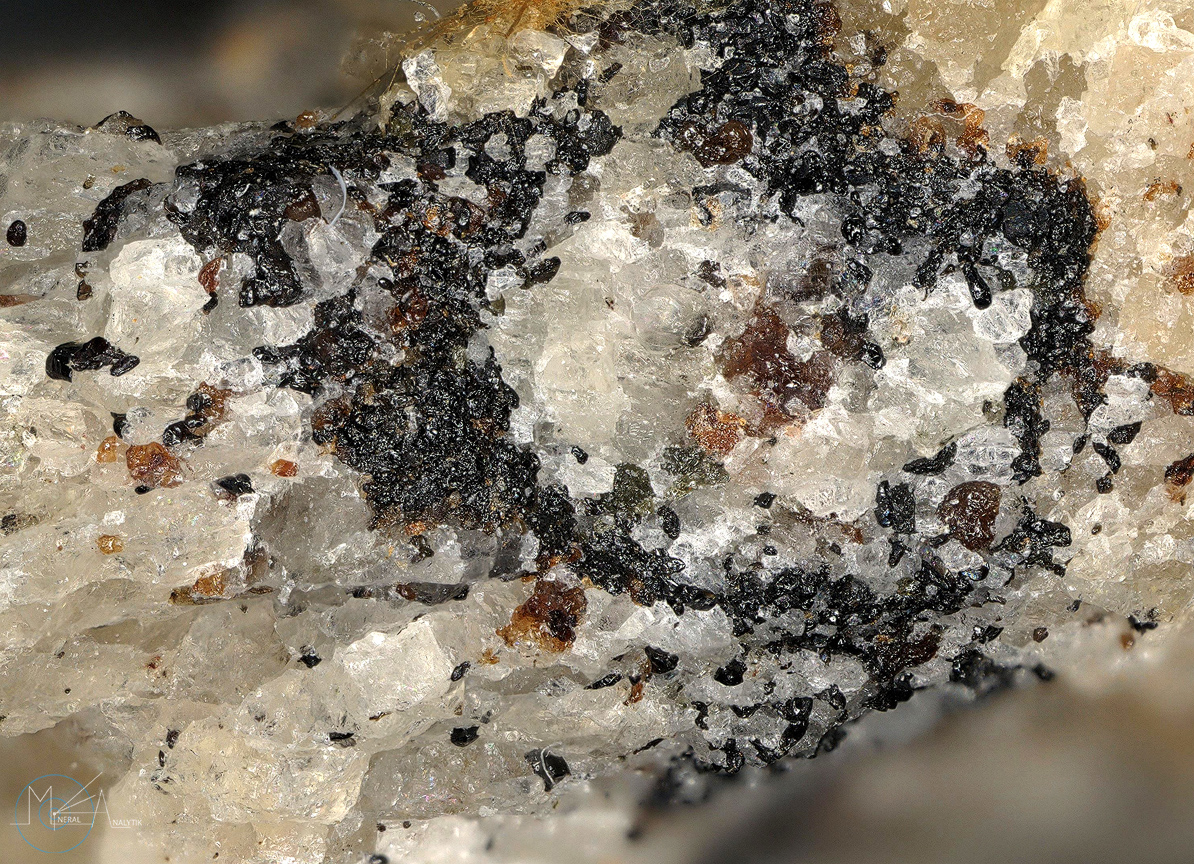 Hundholmenite-(Y)