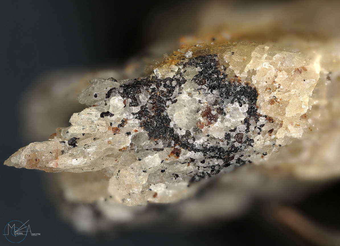 Hundholmenite-(Y)