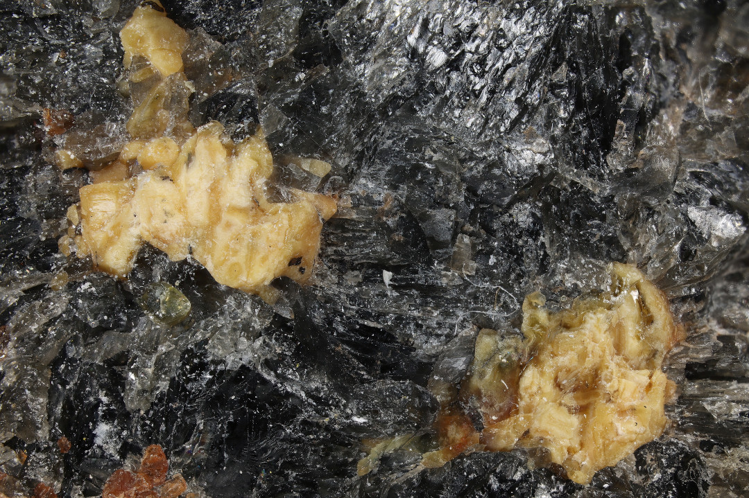 Thorogummite