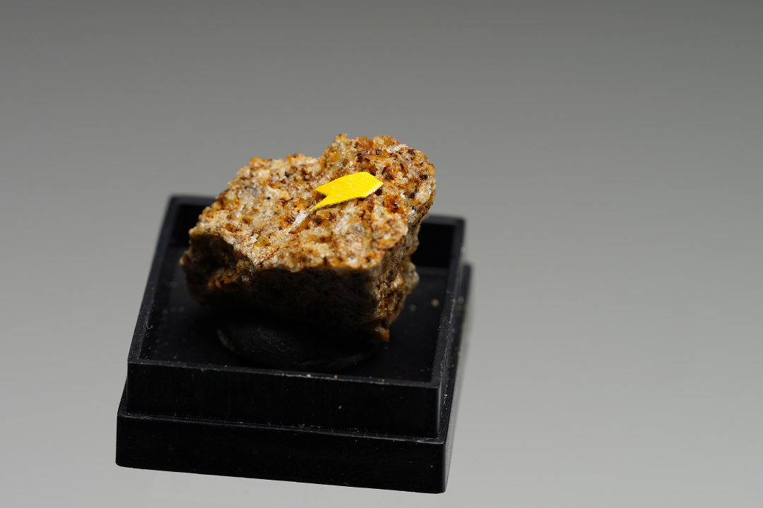 Ferriakasakaite-(Ce)