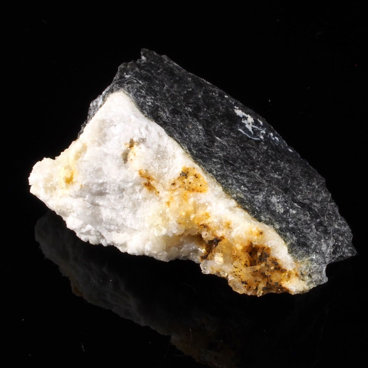 Apuanite