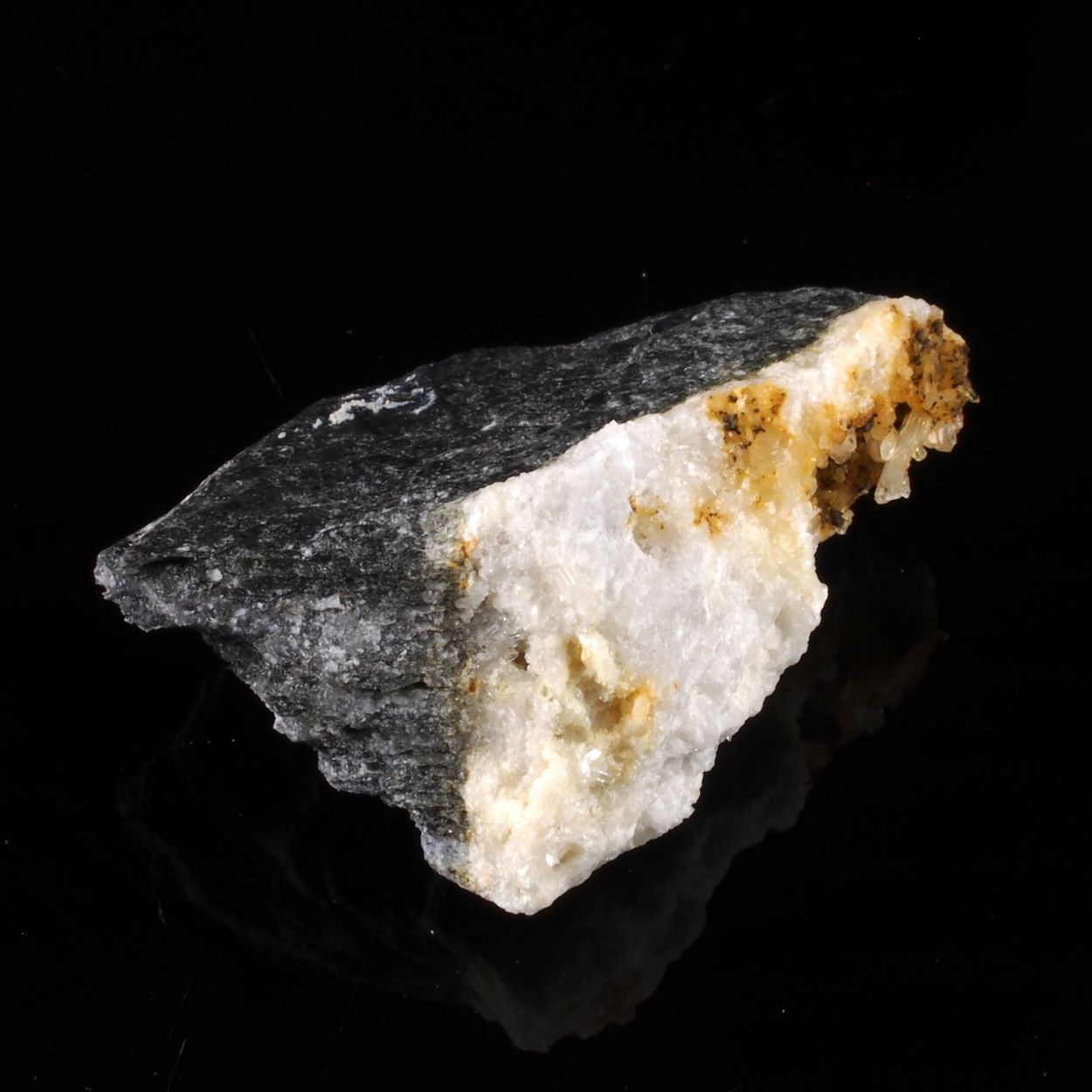 Apuanite