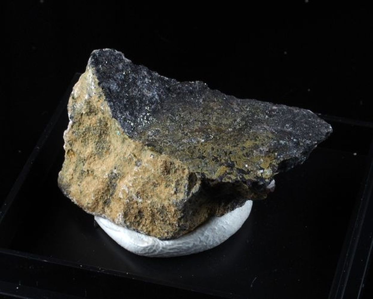 Ferripyrophyllite