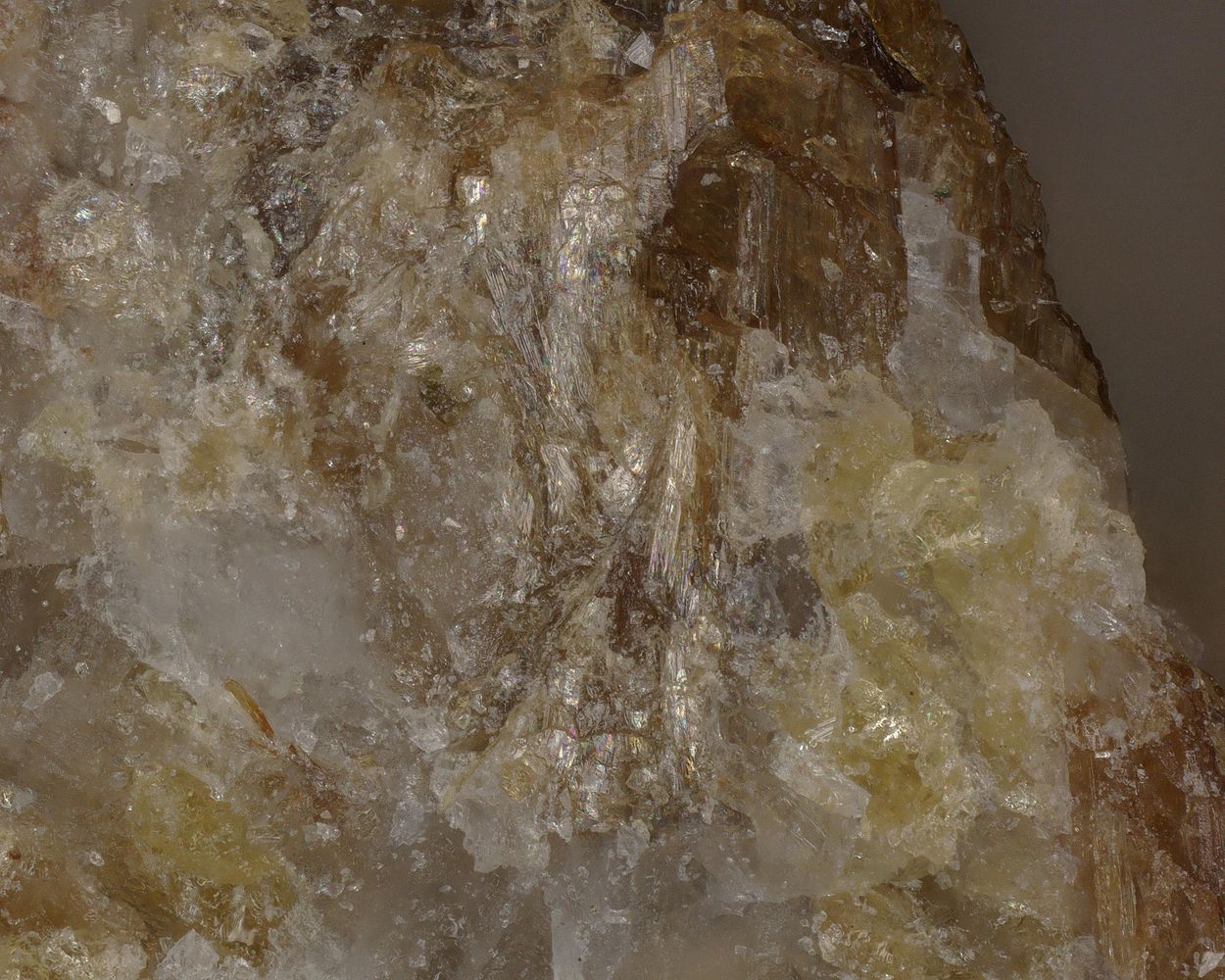 Ferri-hellandite-(Ce)