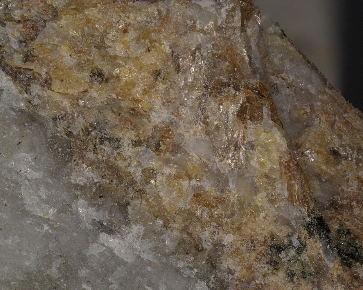 Ferri-hellandite-(Ce)