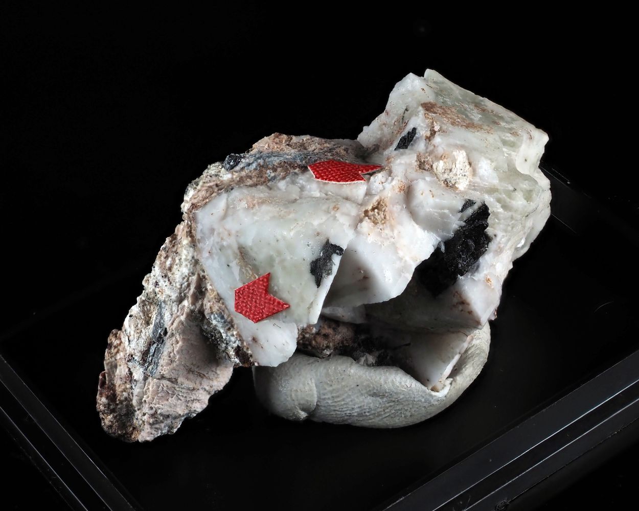Leucosphenite