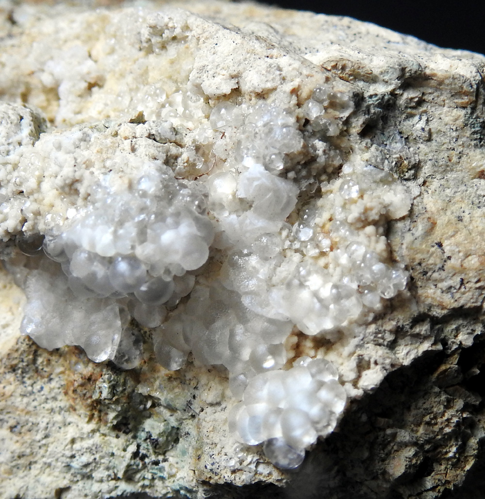 Melanophlogite