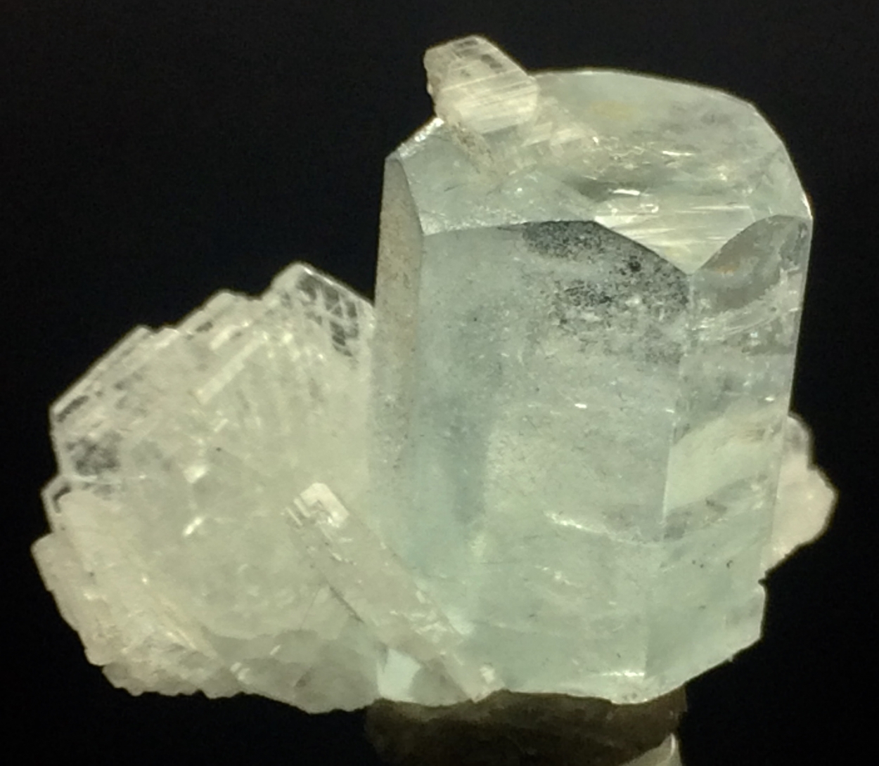 Aquamarine With Cleavelandite