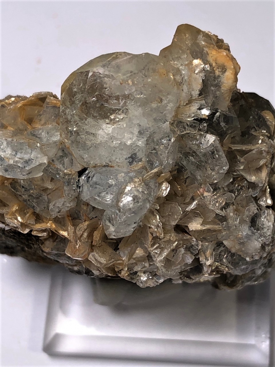 Aquamarine With Muscovite