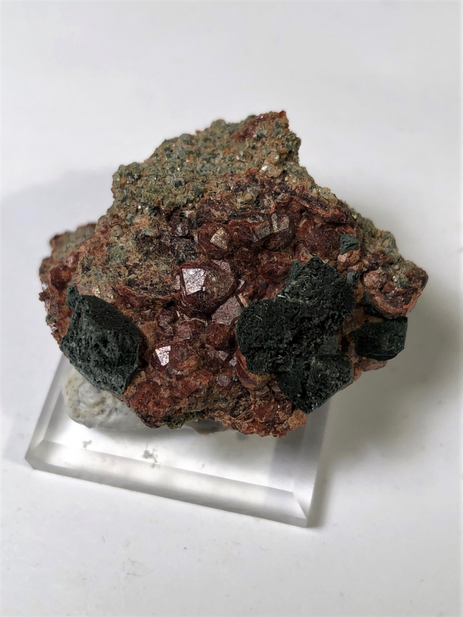 Actinolite Var Uralite Psm Diopside & Andradite