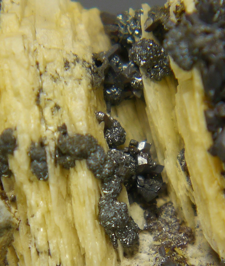 Xanthoconite & Proustite On Baryte