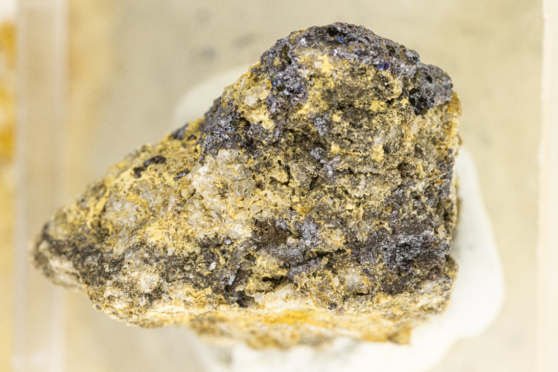 Tvalchrelidzeite & Metacinnabar