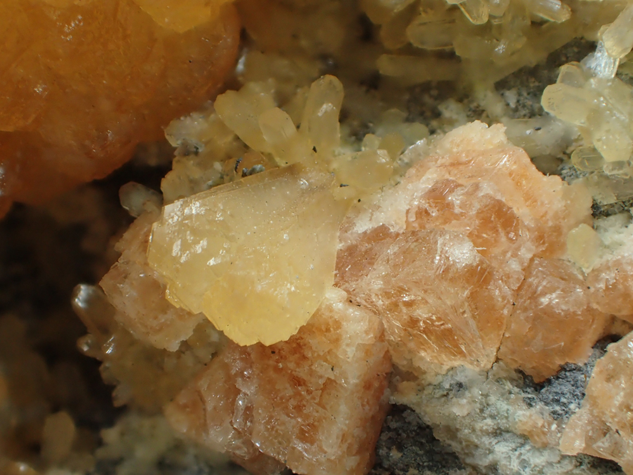 Stellerite & Chabazite & Boulangerite