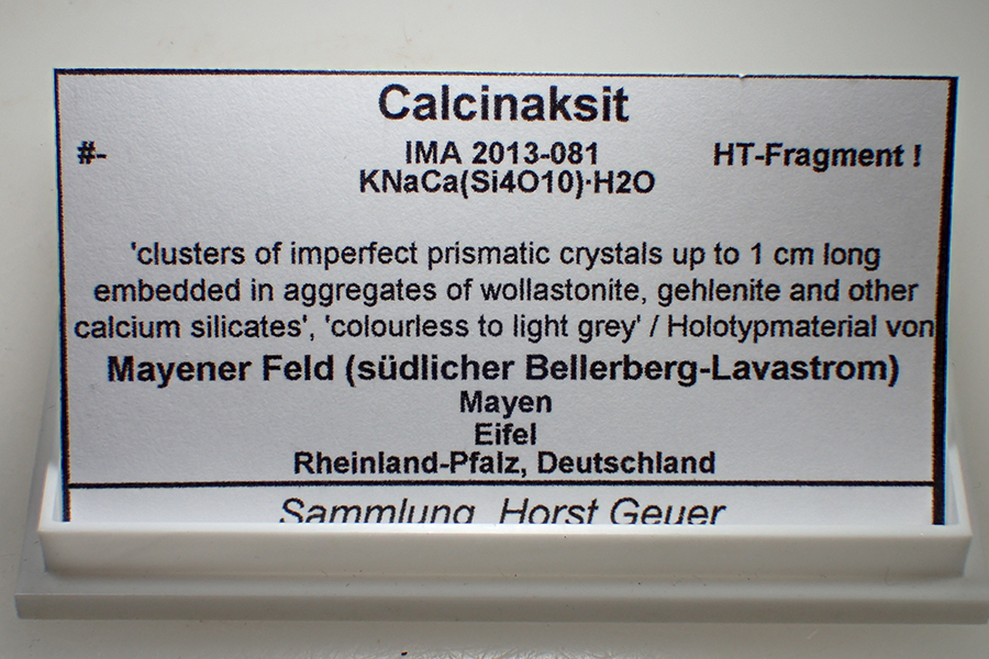 Calcinaksite