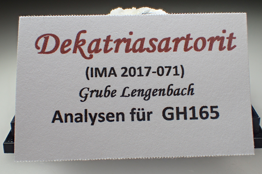 Dekatriasartorite