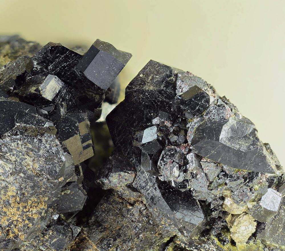 Allanite-(La)