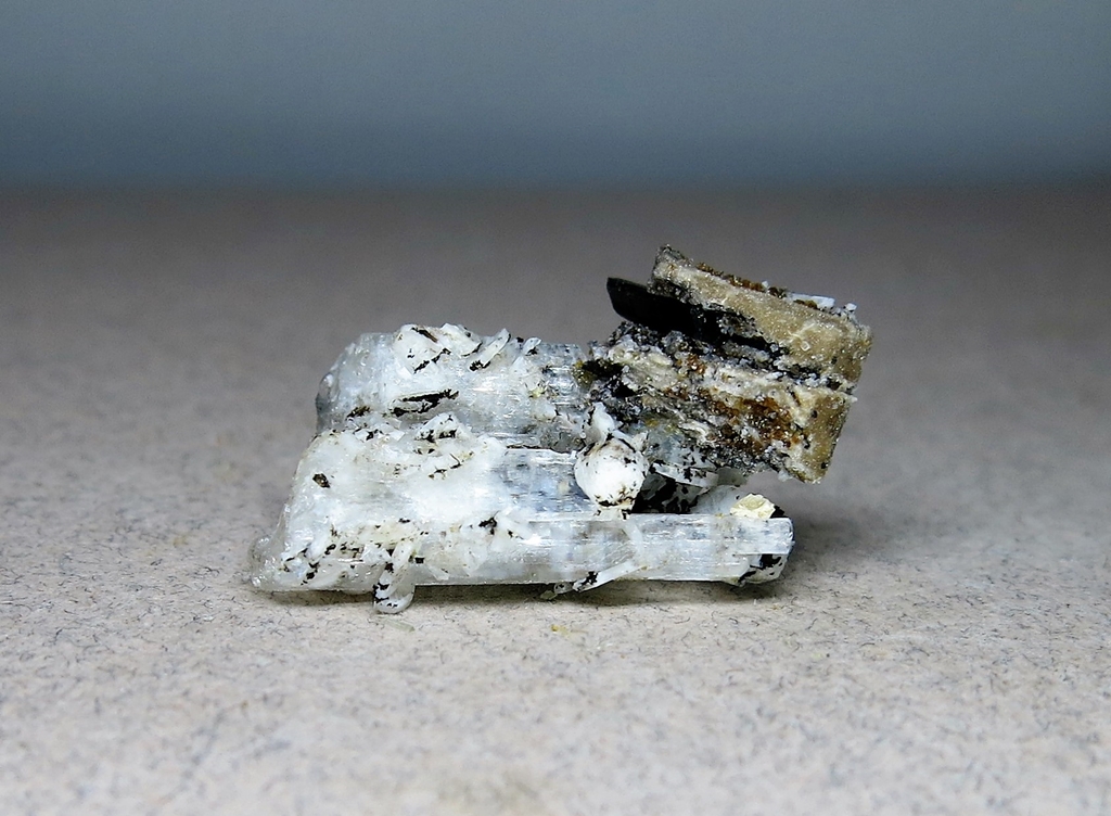 Genthelvite Epididymite & Natrolite