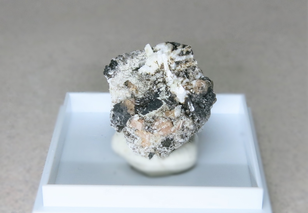 Horváthite-(Y) & Leifite