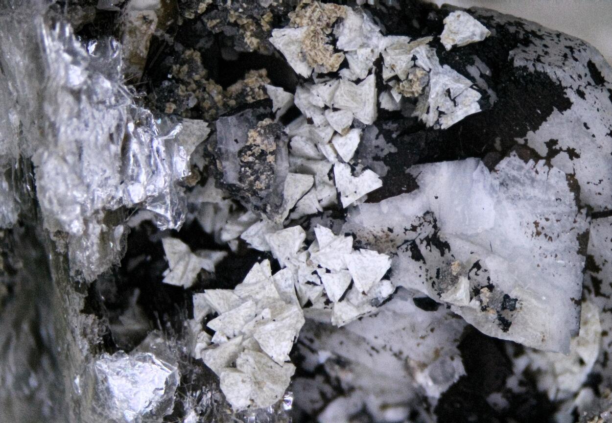 Genthelvite