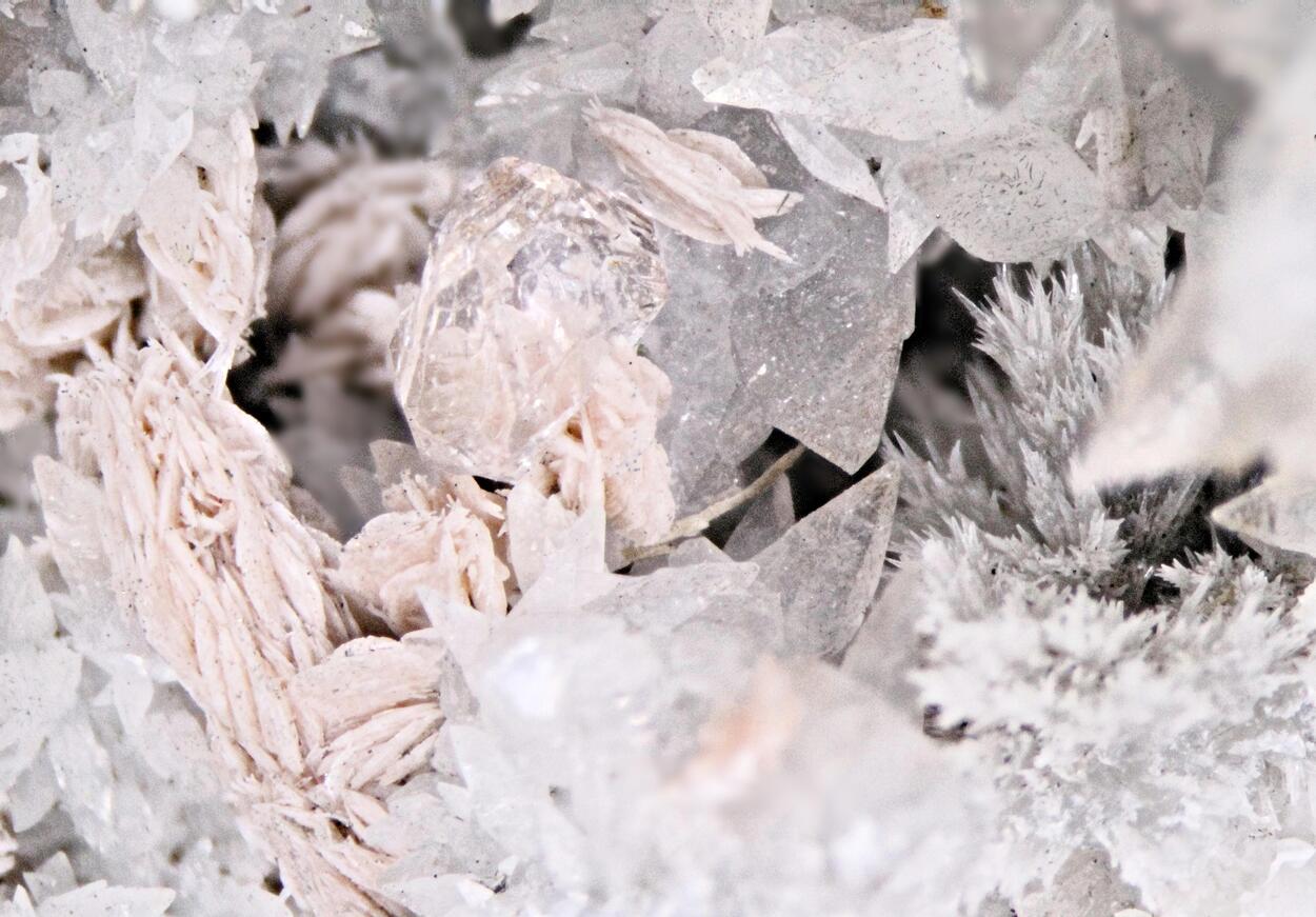 Strontianite Baryte Calcite Quartz & Goethite