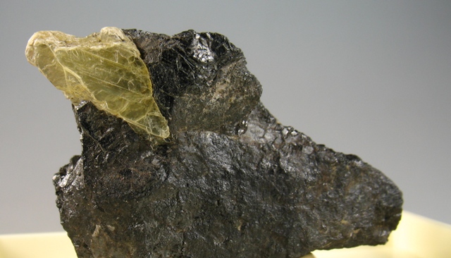 Samarskite-(Yb)