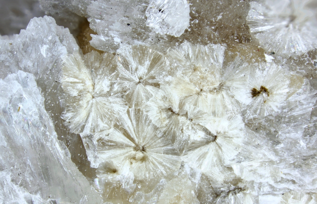 Sphaerobertrandite