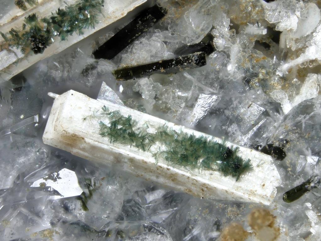 Ferroceladonite & Sazhinite-(La)