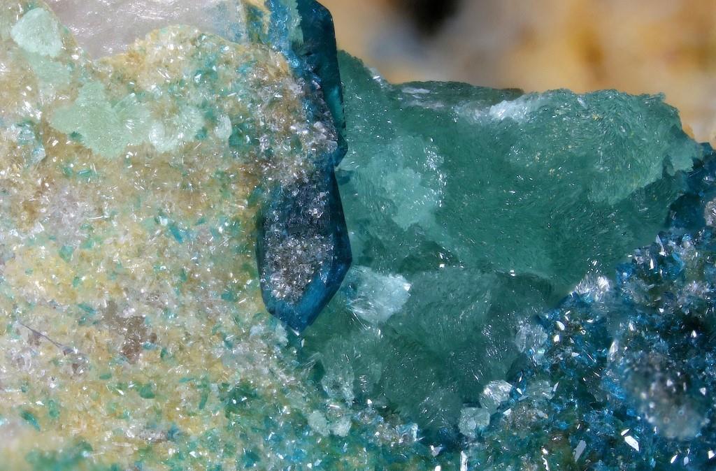 Cuprodongchuanite & Veszelyite