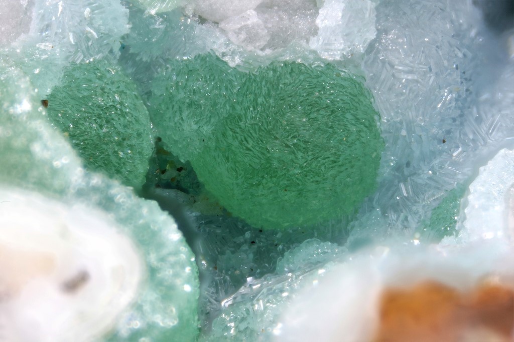 Cuprodongchuanite & Veszelyite