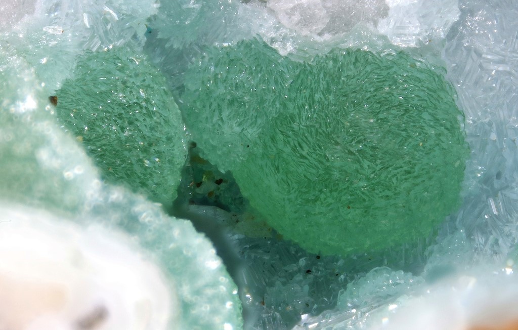 Cuprodongchuanite & Veszelyite