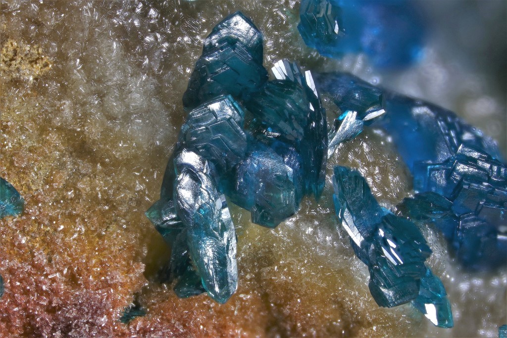 Cuprodongchuanite & Veszelyite