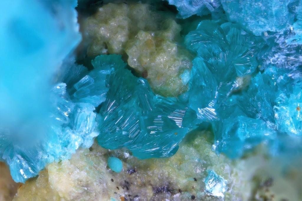Tangdanite