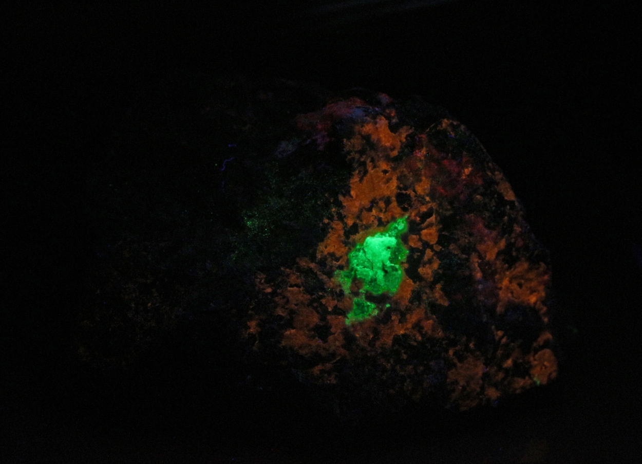 Datolite Clinohedrite Hancockite Hendricksite Axinite-(Mn) & Willemite