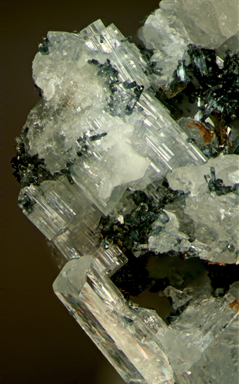 Leucosphenite Magnesio-arfvedsonite & Pectolite