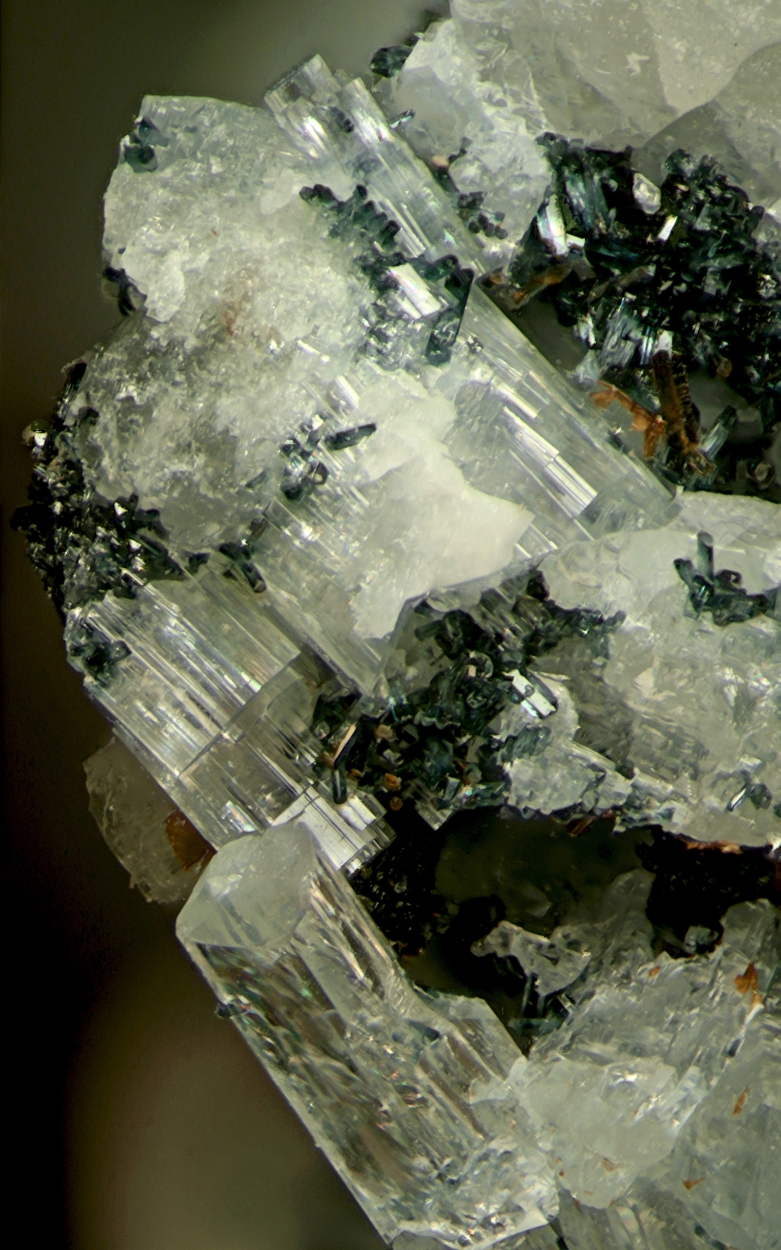 Leucosphenite Magnesio-arfvedsonite & Pectolite