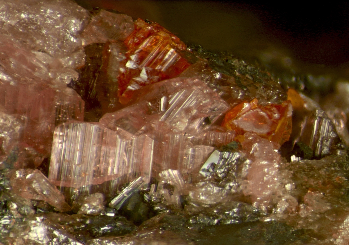 Leucophoenicite With Zincite