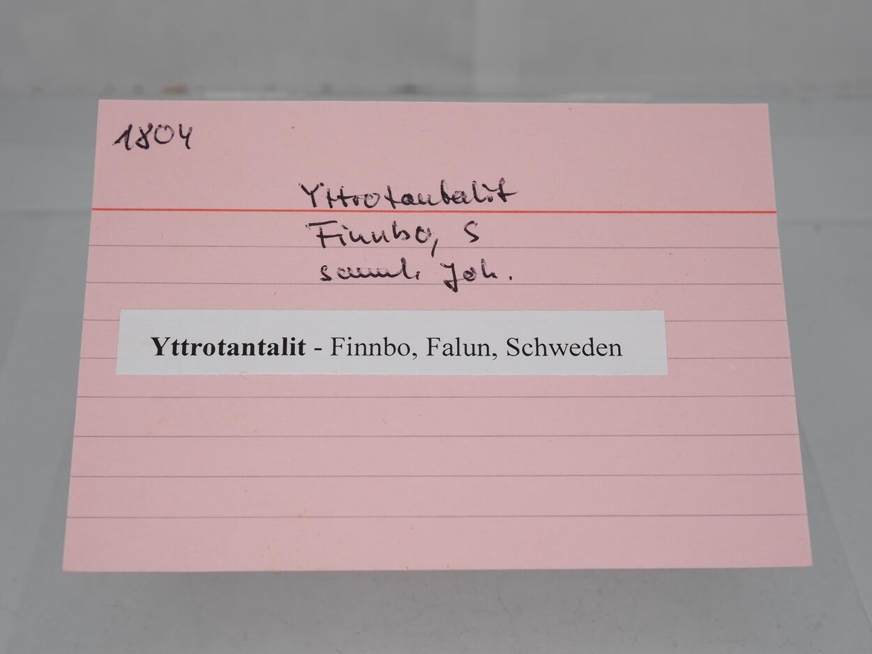 Yttrotantalite-(Y)