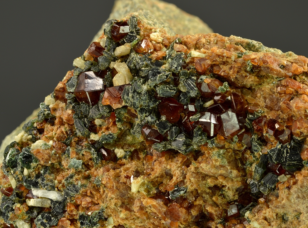 Garnet Var Grossular Diopside & Clinochlore