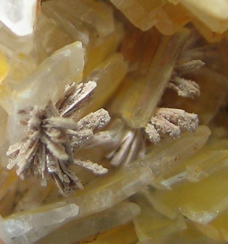 Fluorcalcioroméite