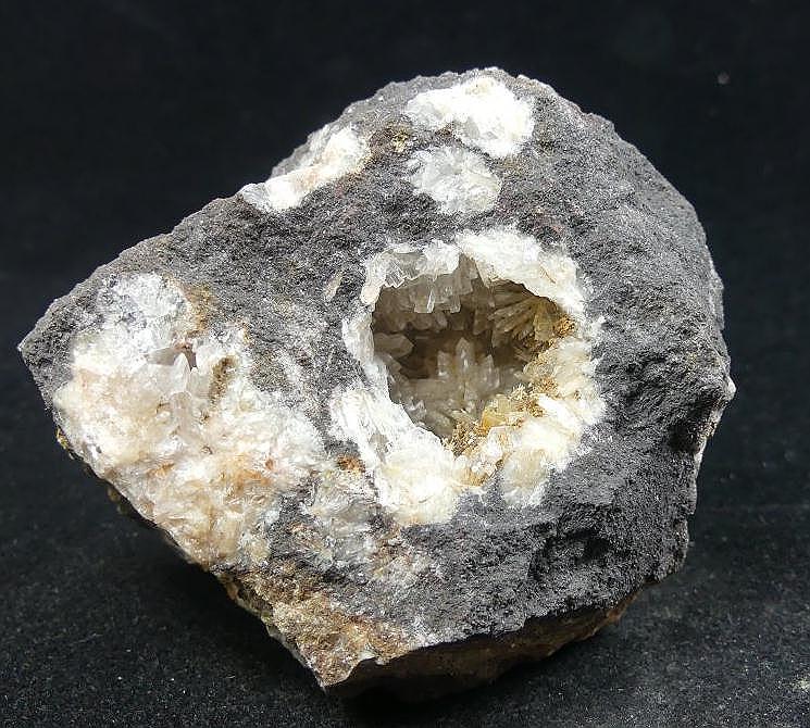 Fluorcalcioroméite