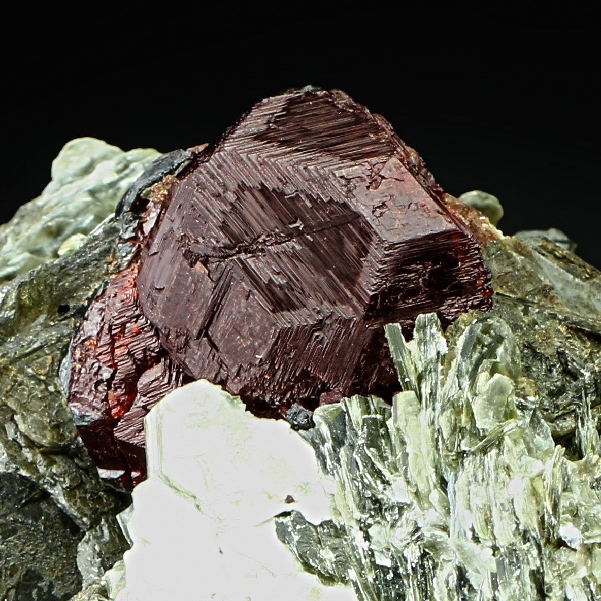 Garnet Var Spessartine With Muscovite & Baryte