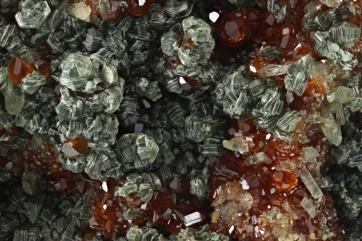 Hessonite Clinochlore & Diopside