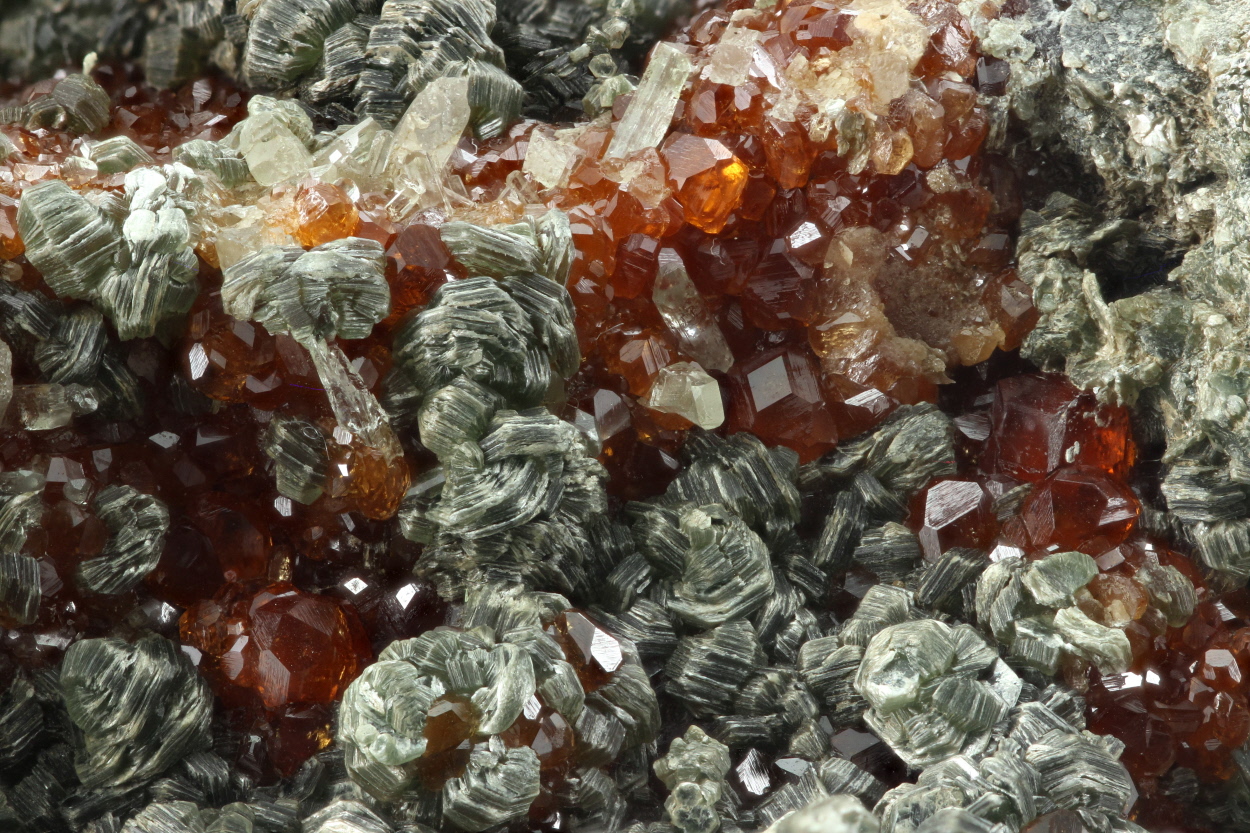 Hessonite Clinochlore & Diopside