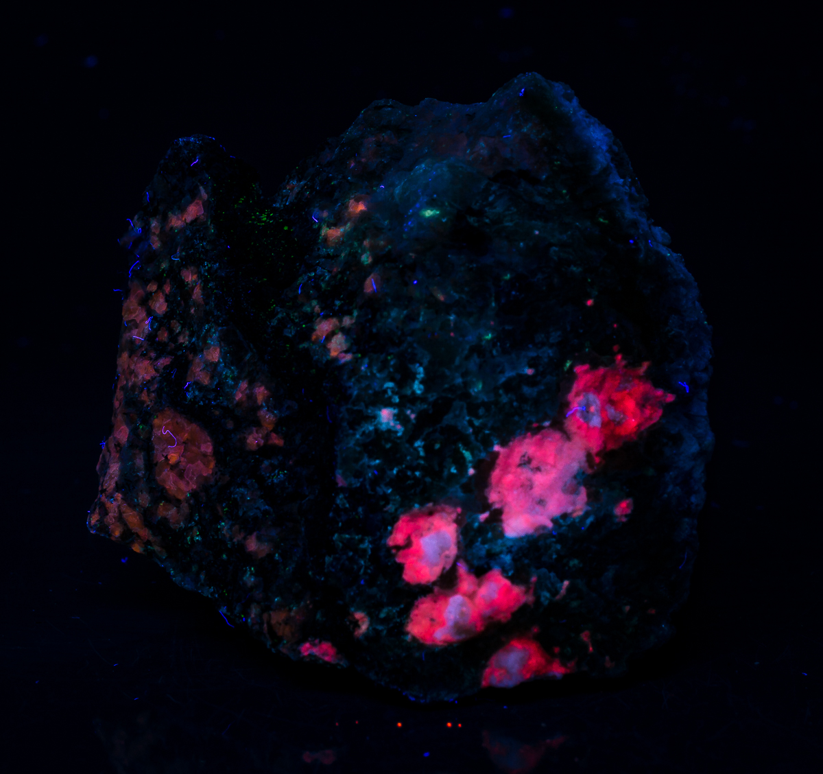 Tugtupite Sodalite Analcime Chkalovite & Natrolite