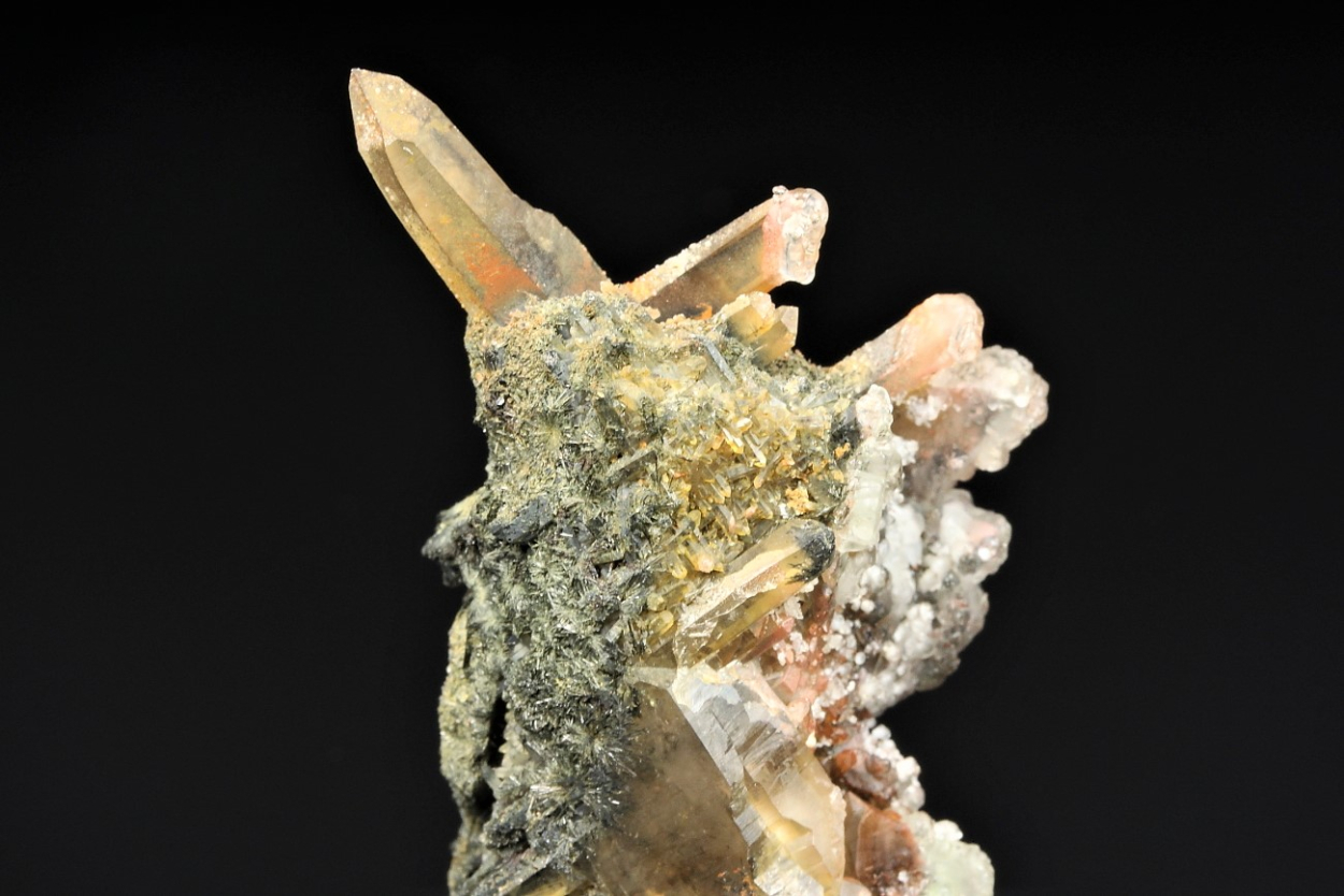 Gitter Quartz & Hyalite On Orthoclase