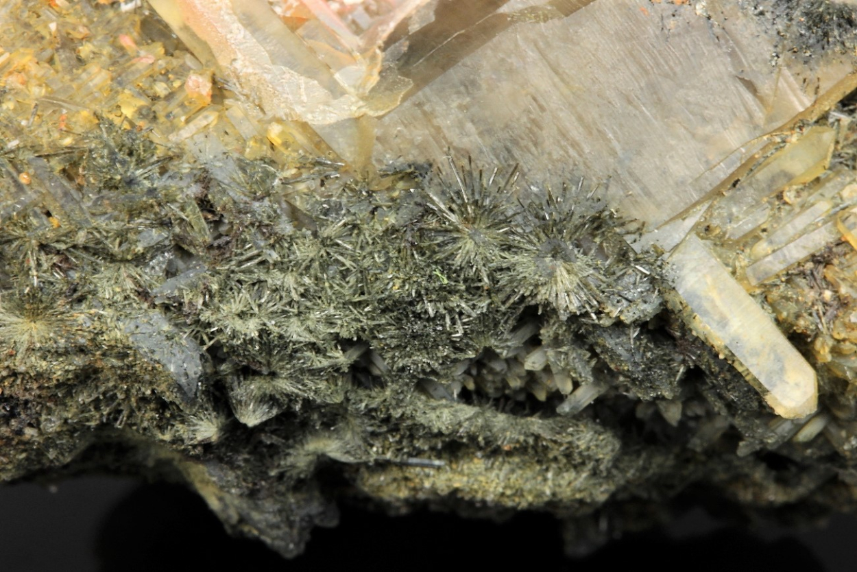 Gitter Quartz & Hyalite On Orthoclase