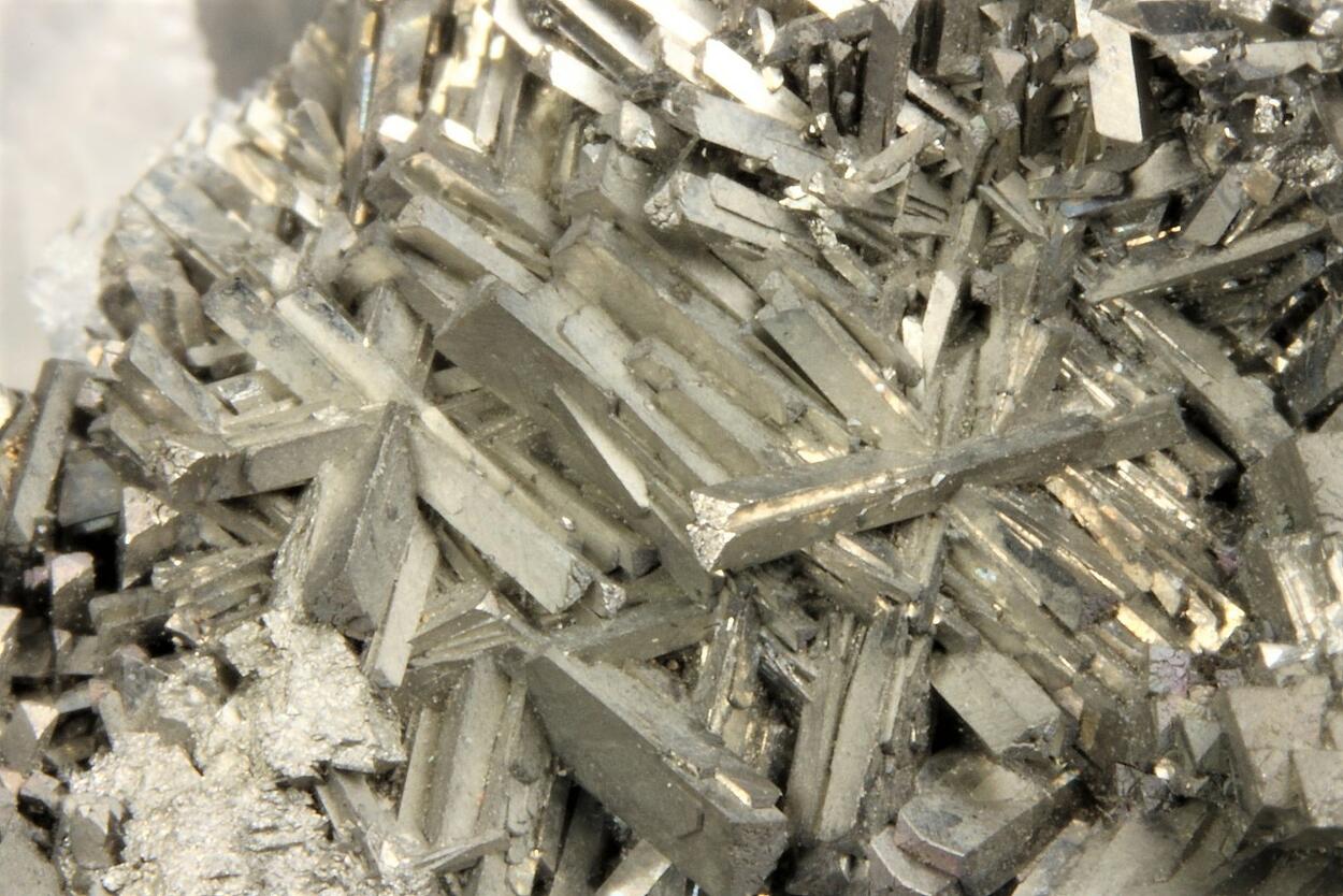 Arsenopyrite Twin & Manganoan Calcite