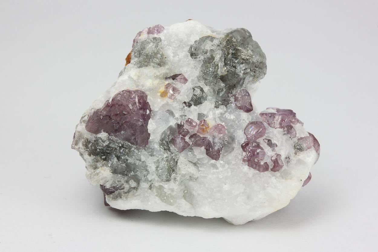 Clinohumite & Spinel